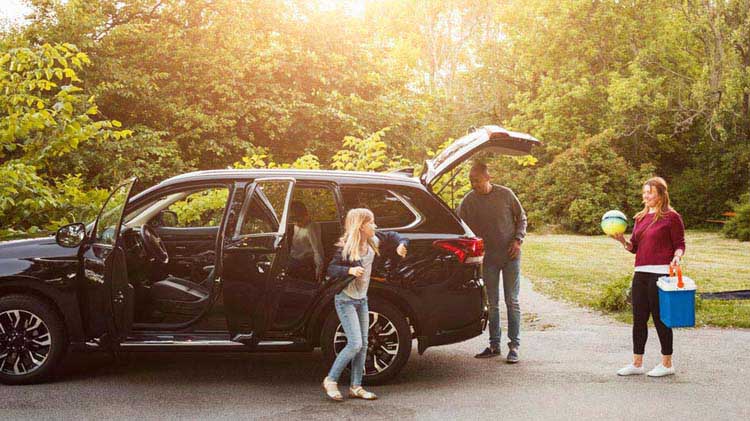 family unpacking the car